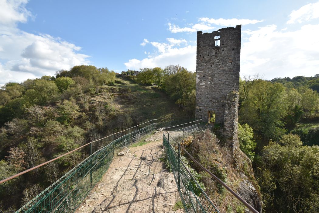 vue partielle des ruines depuis l’arrête rocheuse en direction du Sud