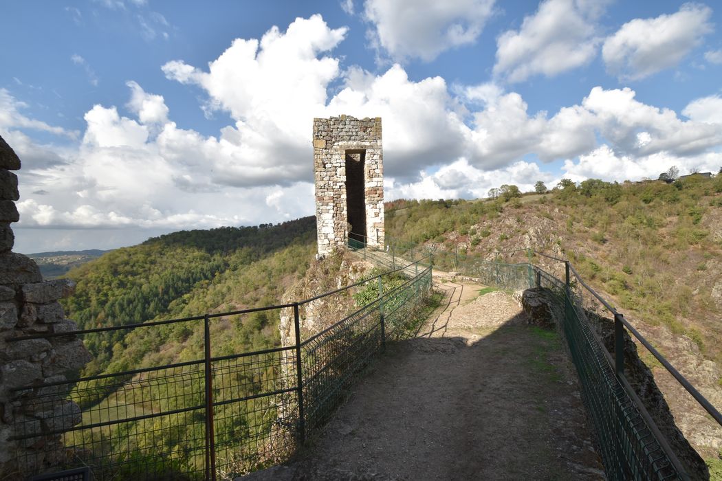 vue partielle des ruines depuis l’arrête rocheuse en direction d Nord