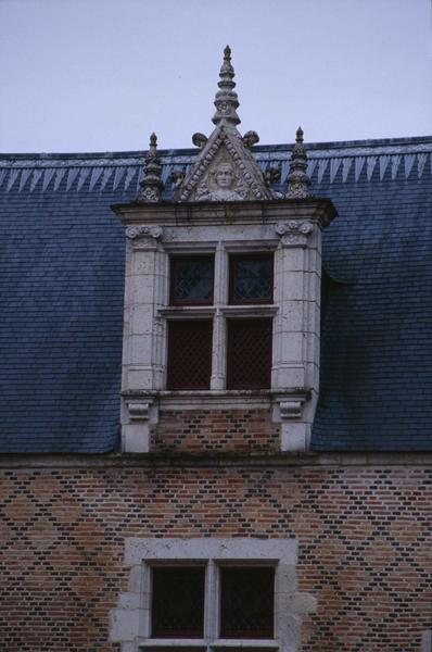 Lucarne à fronton sculpté