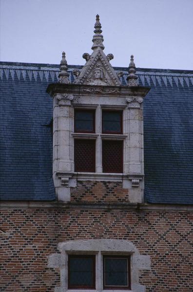 Lucarne à fronton sculpté