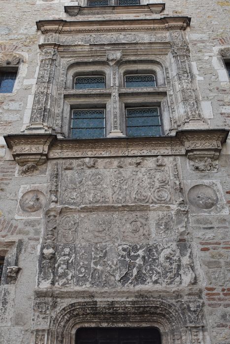 façade nord sur cour, détail d’une fenêtre à meneau au 1er niveau