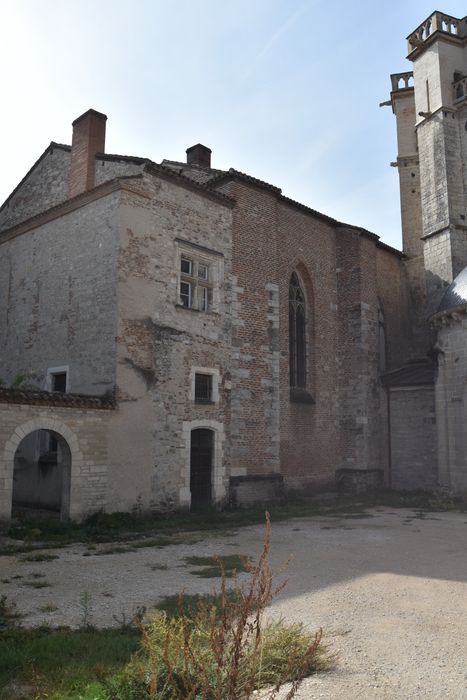 vue partielle des bâtiments situés au chevet de la cathédrale