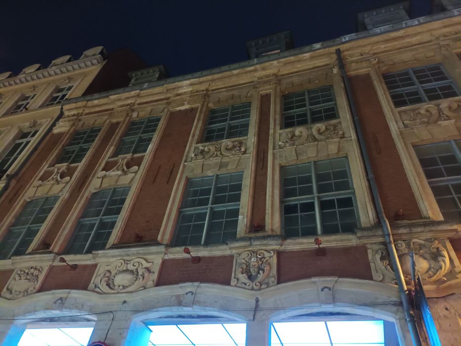 façades sur rue, vue partielle