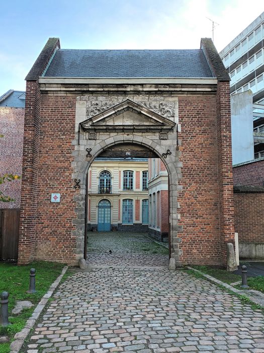 porche d’accès à la cour d’honneur