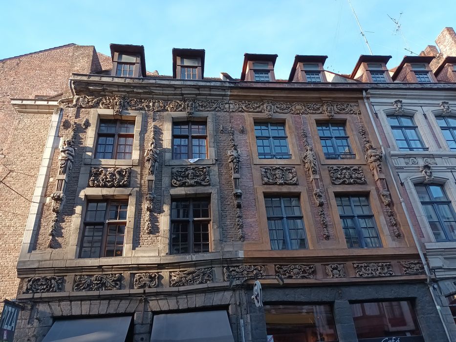 façade sur rue, vue partielle