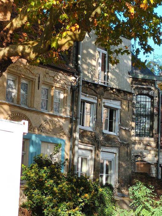 façades postérieures sur le square, vue partielle