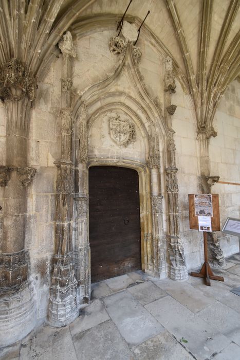 cloître, galerie est, détail d'une porte