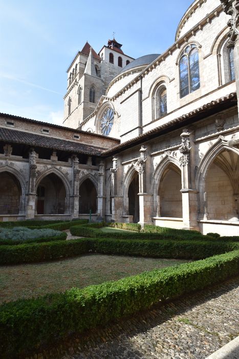 cloître, vue partielle des galeries nord et ouest