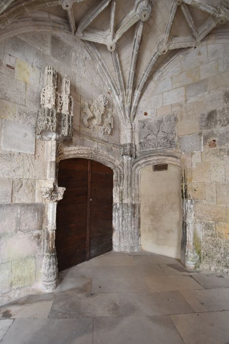 cloître, porte, angle des galeries ouest et sud