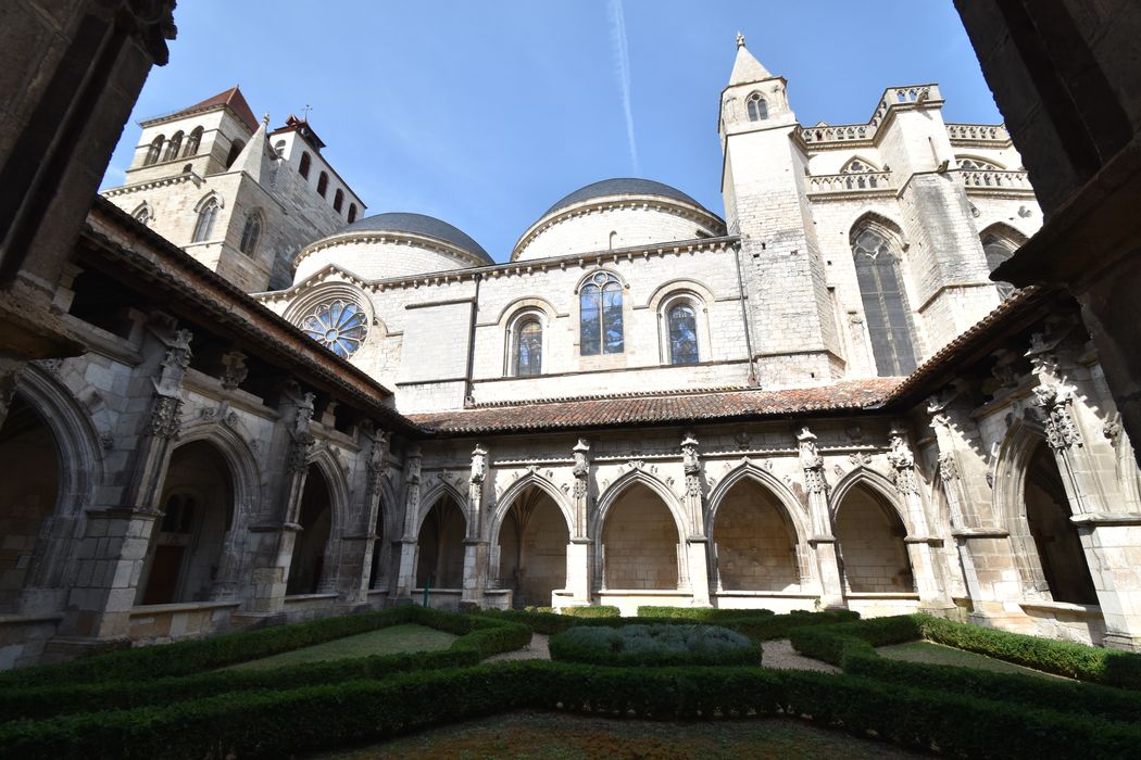 cloître, vue générale depuis la galerie sud