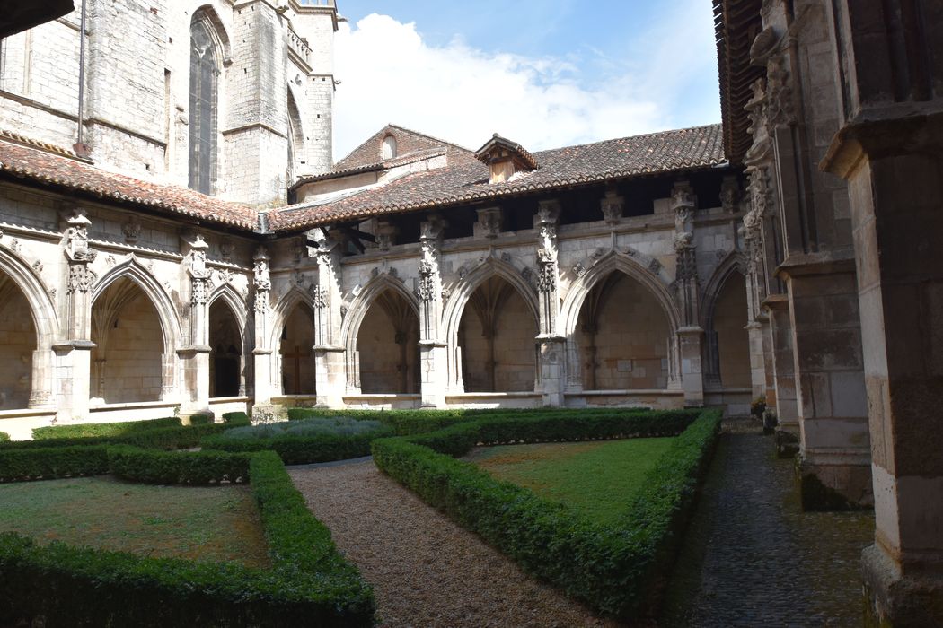 cloître,vue partielle des galeries est et nord