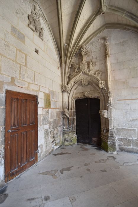 cloître, portes, angle des galeries ouest et nord