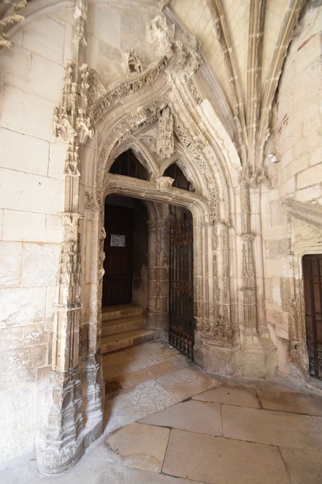 cloître, porte d'accès à la cathédrale, angle des galeries nord et est