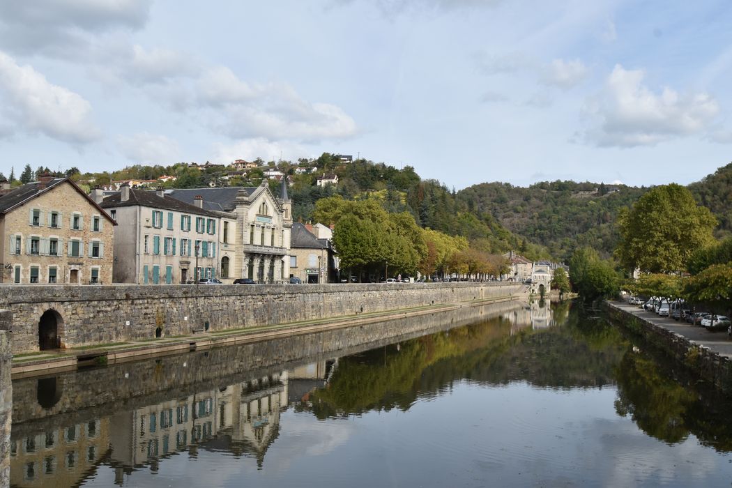 vue générale du théâtre dans son environnement depuis le pont 