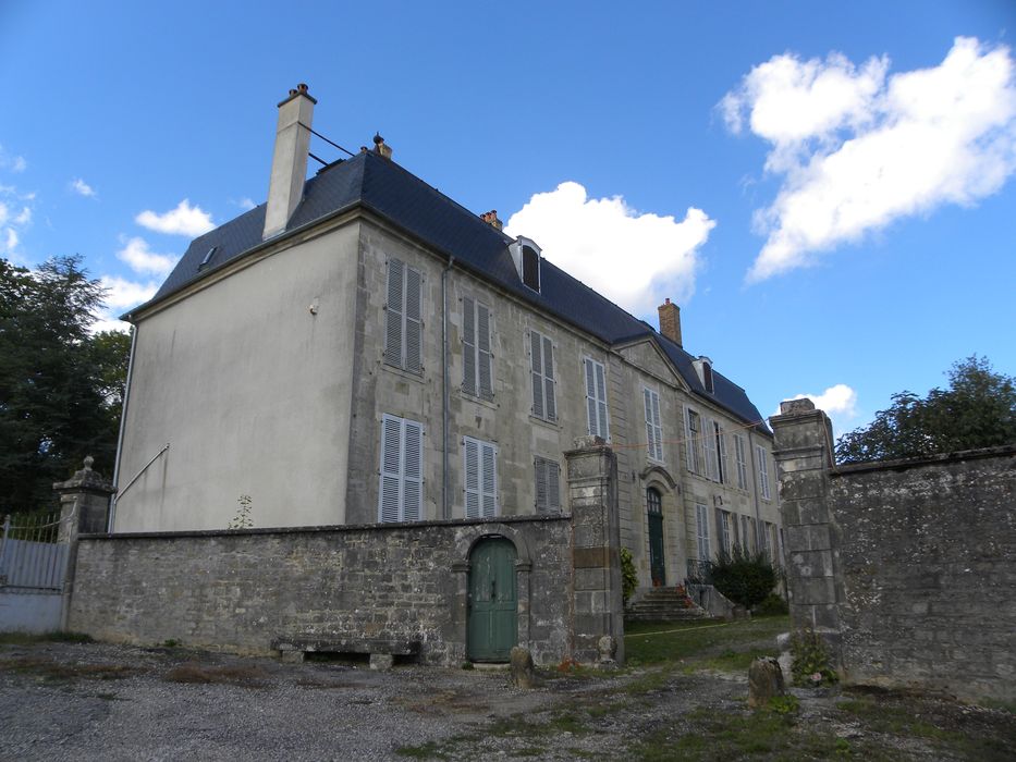 façades sud et est depuis la place