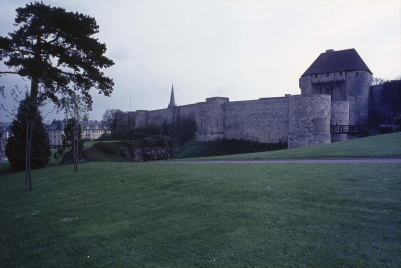 Porte des champs ou d'entrée et mur d'enceinte