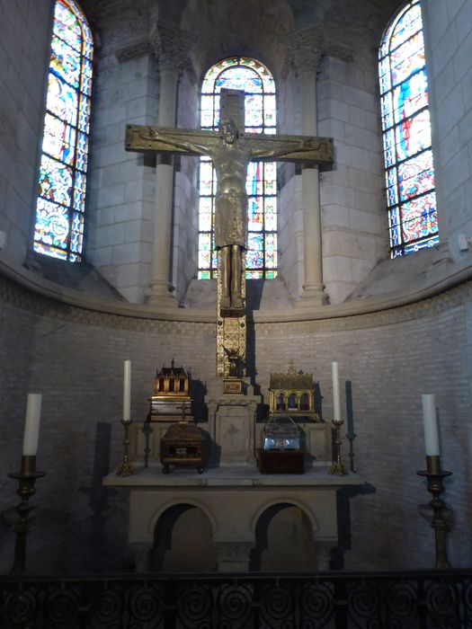 statue : Christ en croix