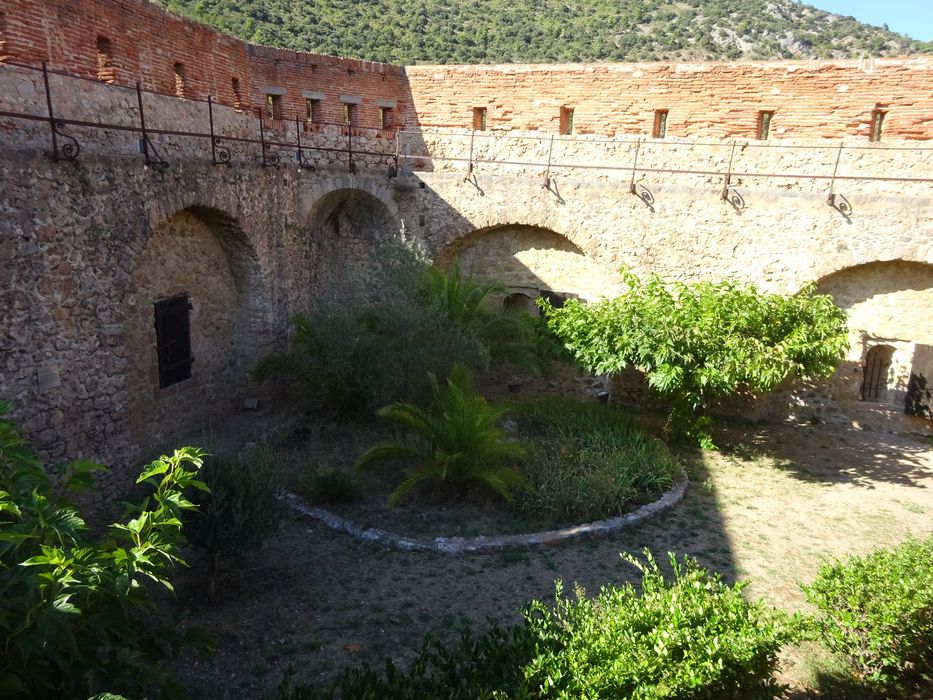 bâtiment des sous-officiers, vue partielle de la cour