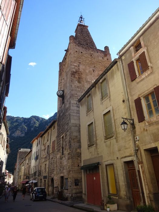 vue partielle du bâtiment dans son environnement urbain depuis l’Ouest