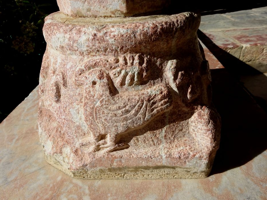 cloître, détail d’une base de colonne sculptée