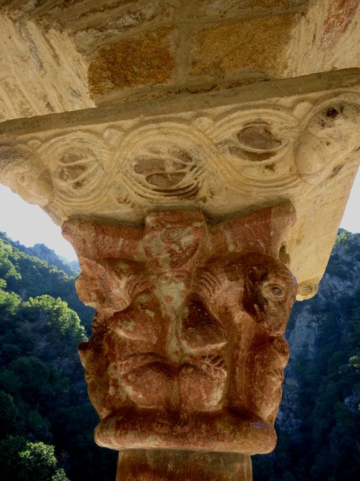 cloître, détail d’un chapiteau sculpté