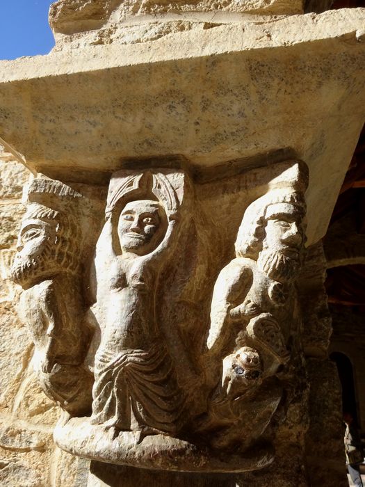 cloître, détail d’un chapiteau sculpté