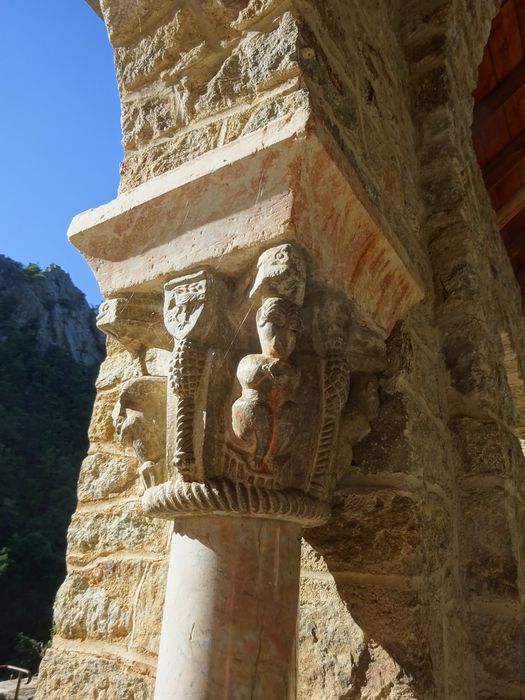 cloître, détail d’un chapiteau sculpté