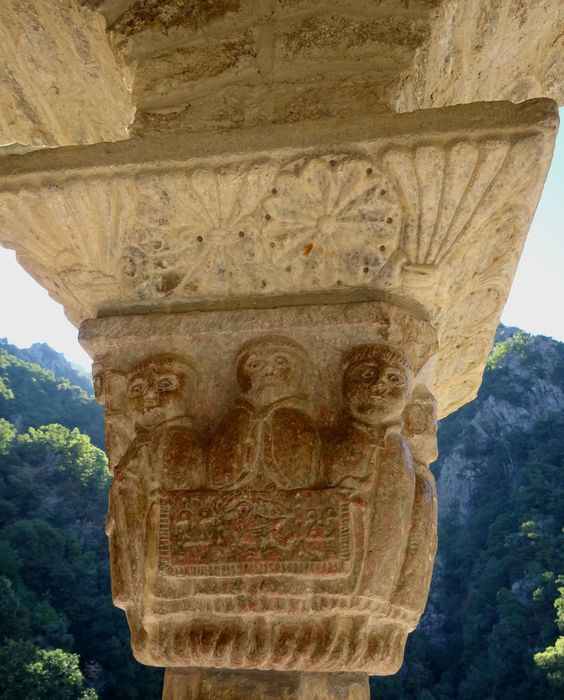 cloître, détail d’un chapiteau sculpté