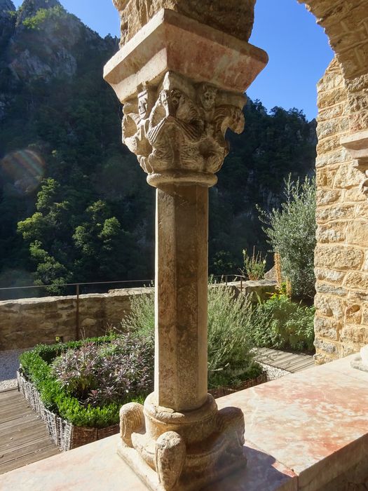 cloître, détail d’une colonnette et de son chapiteau sculpté