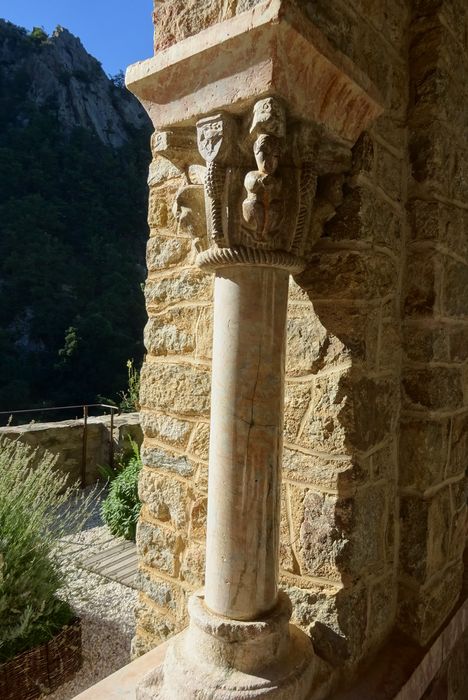 cloître, détail d’une colonnette et de son chapiteau sculpté