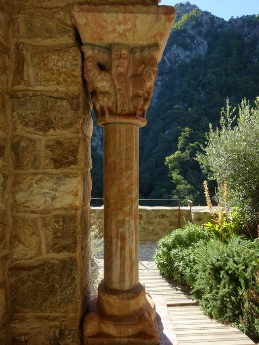 cloître, détail d’une colonnette et de son chapiteau sculpté