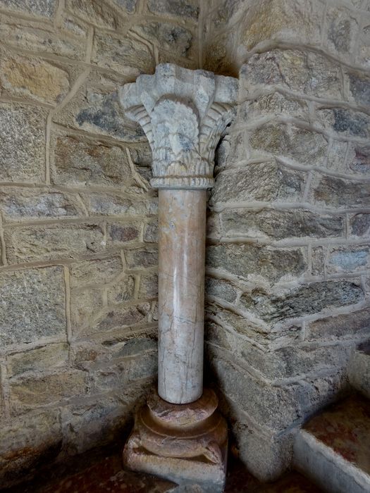 cloître, détail d’une colonnette et de son chapiteau sculpté