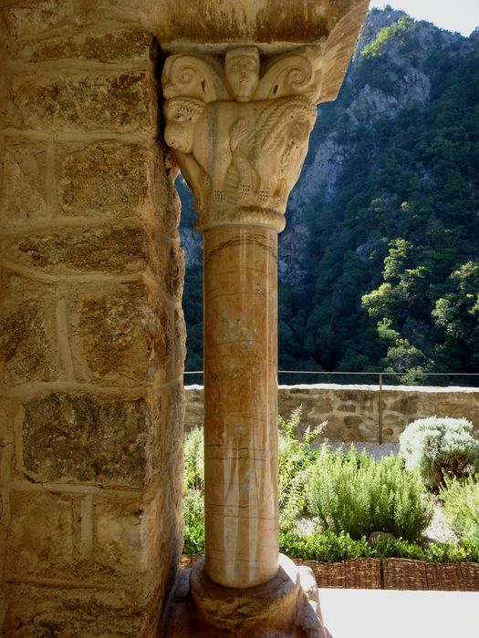 cloître, détail d’une colonnette et de son chapiteau sculpté