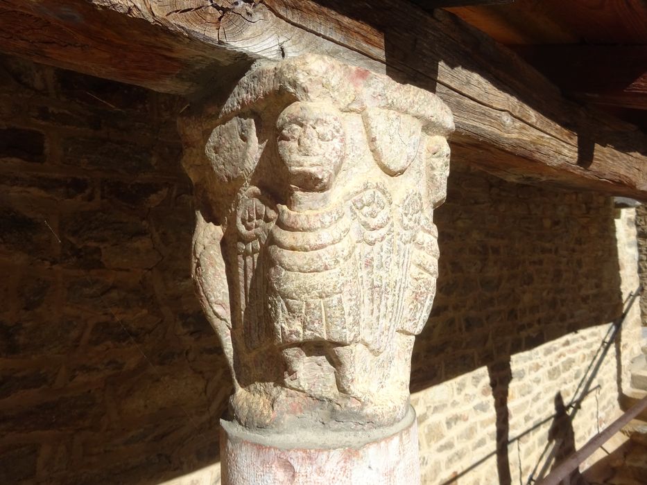 cloître, détail d’un chapiteau sculpté