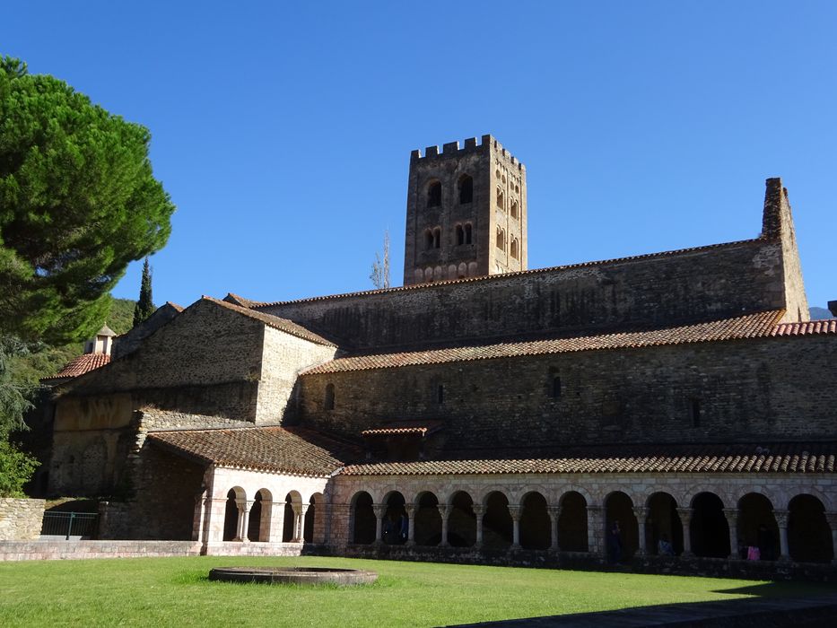 Église abbatiale, cloître, façade latérale nord