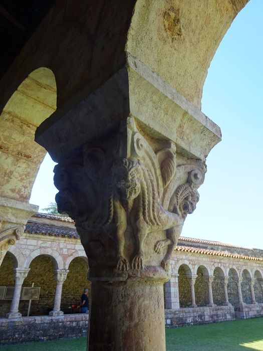 Cloître, détail d’un chapiteau sculpté