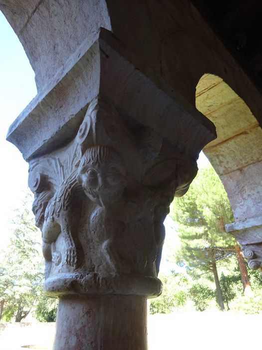 Cloître, détail d’un chapiteau sculpté