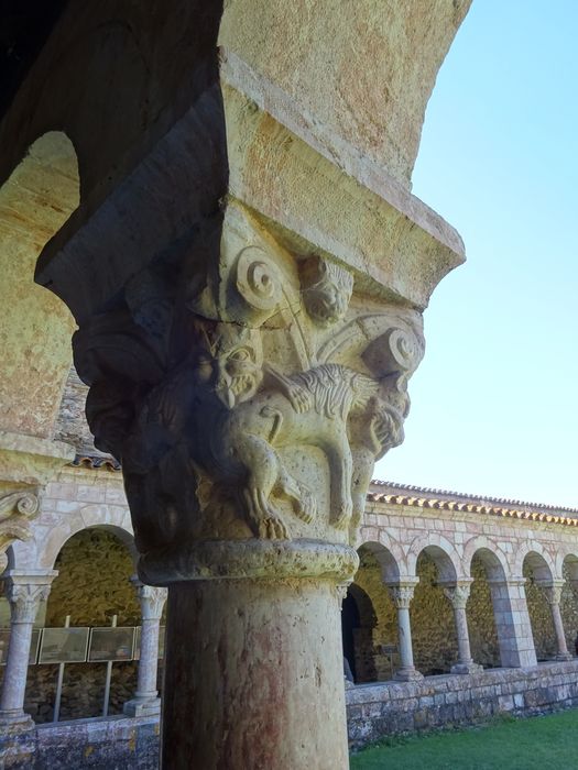 Cloître, détail d’un chapiteau sculpté