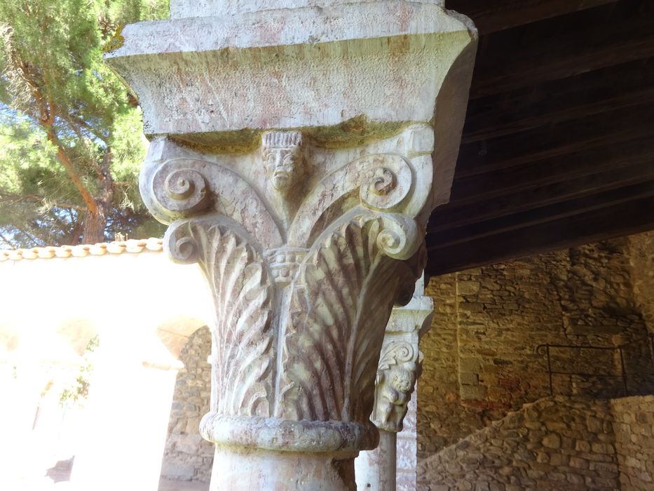 Cloître, détail d’un chapiteau sculpté