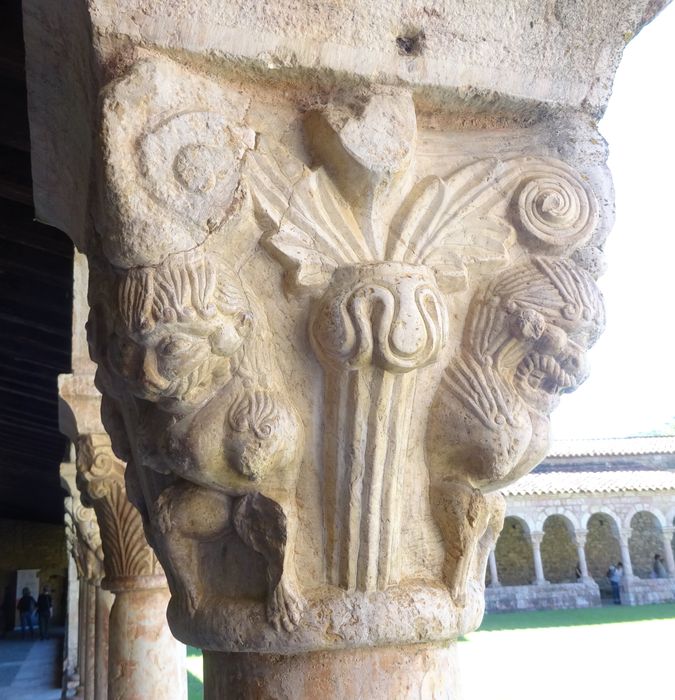 Cloître, détail d’un chapiteau sculpté