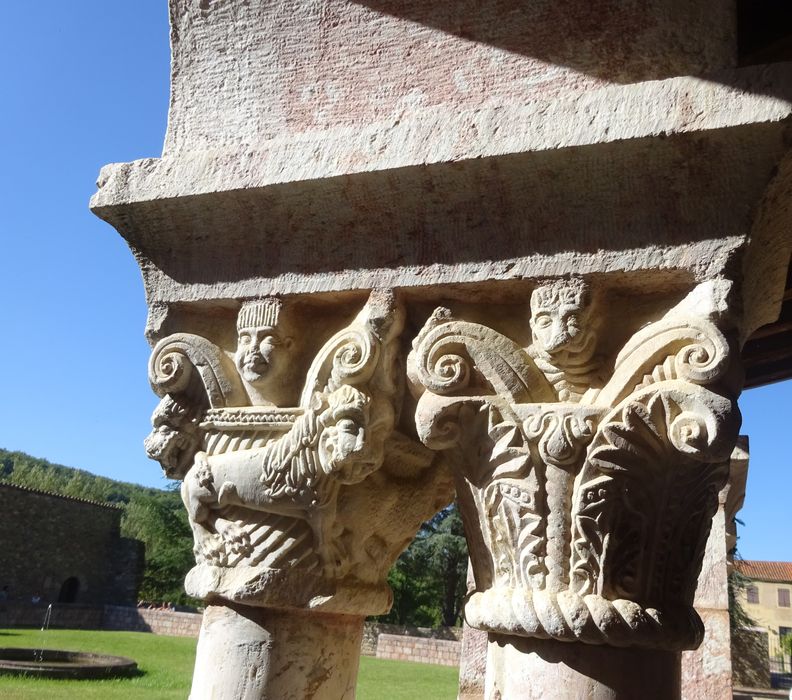 Cloître, détail de deux chapiteaux sculptés