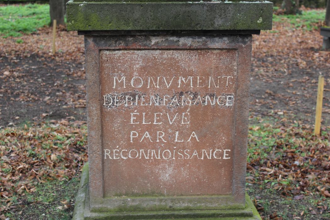 statue : Gabriel Mercier, détail de l’inscription du socle