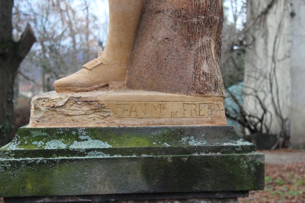 statue : Gabriel Mercier, détail de l’inscription sur la base de la statue