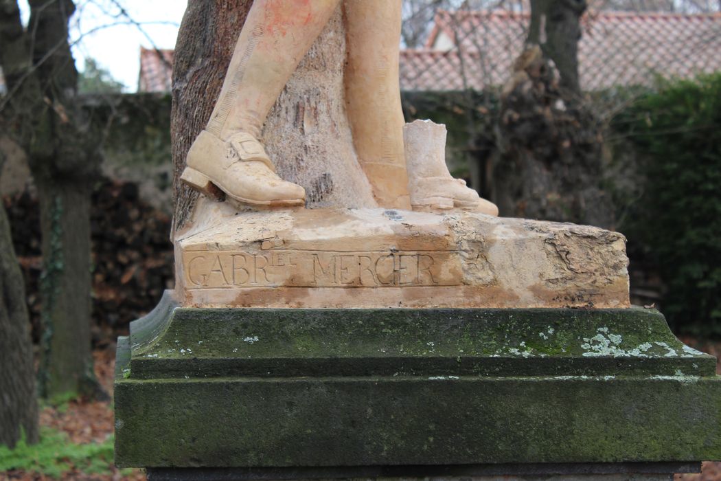 statue : Gabriel Mercier, détail de l’inscription sur la base de la statue