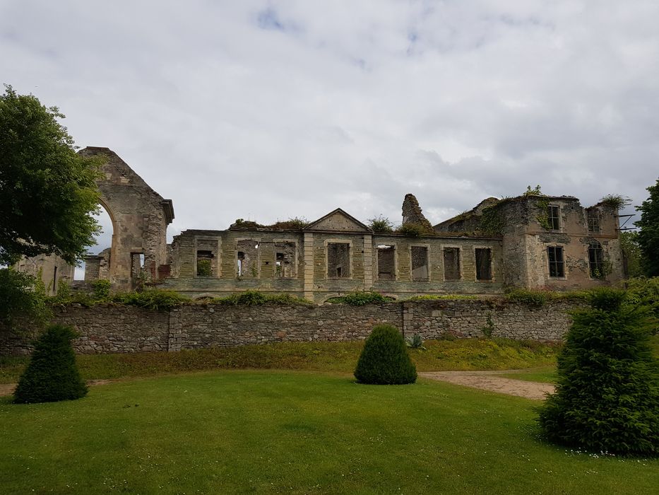 ruines des bâtiments abbatiaux, façade ouest