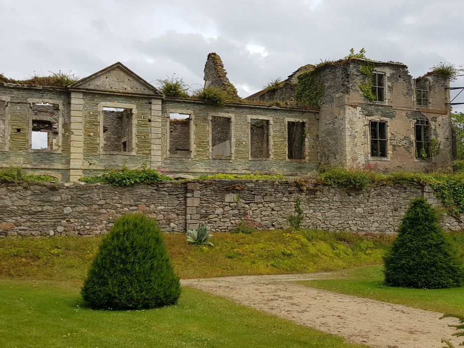 ruines des bâtiments abbatiaux, façade ouest, vue partielle