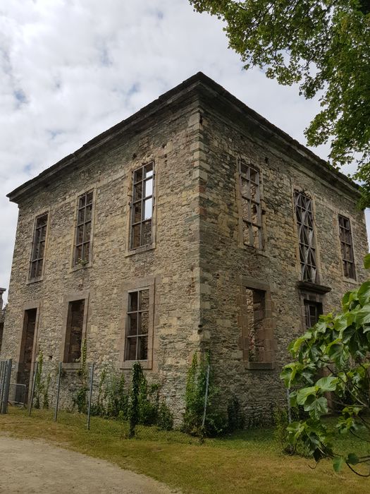 ruines des bâtiments abbatiaux, aile nord, façades sud et est