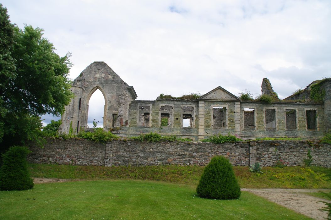 ruines des bâtiments abbatiaux, façade ouest, vue partielle