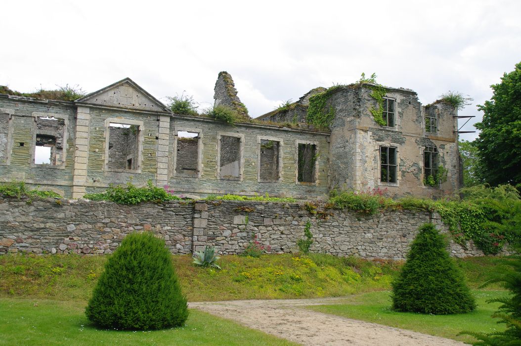 ruines des bâtiments abbatiaux, façade ouest, vue partielle