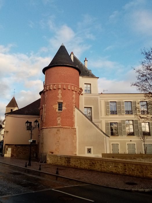 châtelet d’entrée, tour ouest  (ancien château de Guillaume Budé)